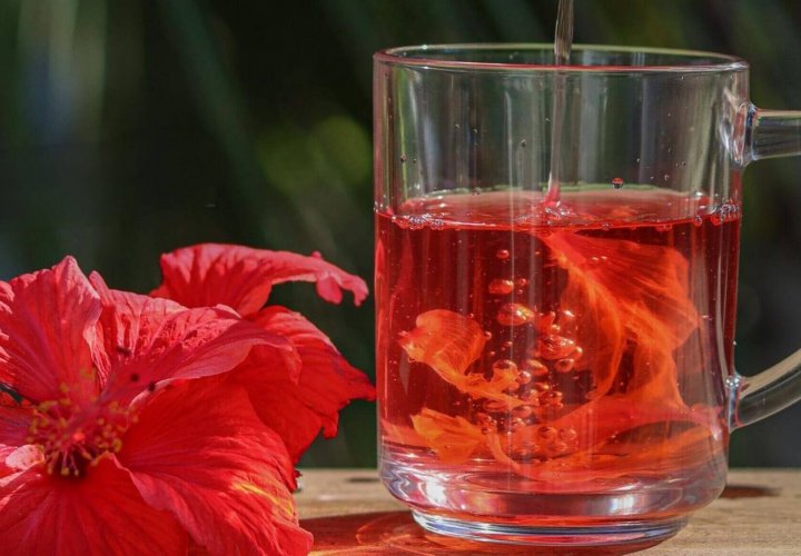 Healthy summer foods including frozen berries, cooked vegetables, olive oil, and hibiscus tea as safer nutrient-rich alternatives during the cyclospora outbreak.