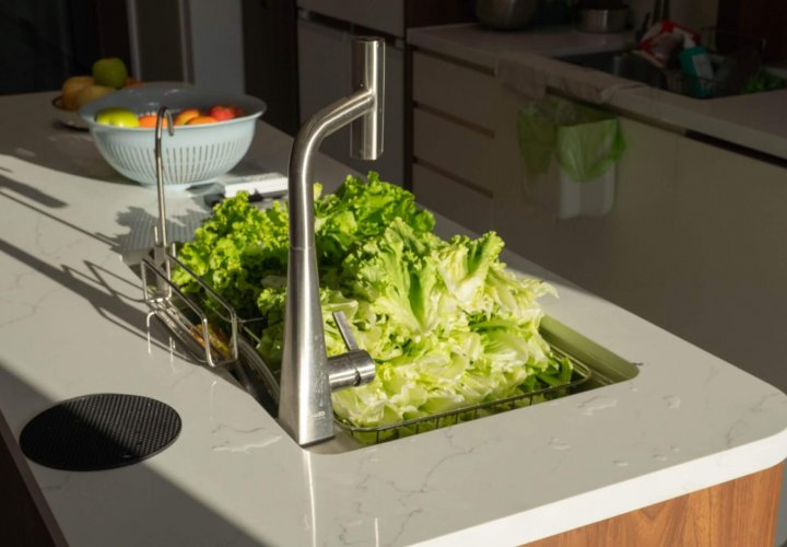 How to wash produce during a cyclospora outbreak by rinsing fresh vegetables under running water.